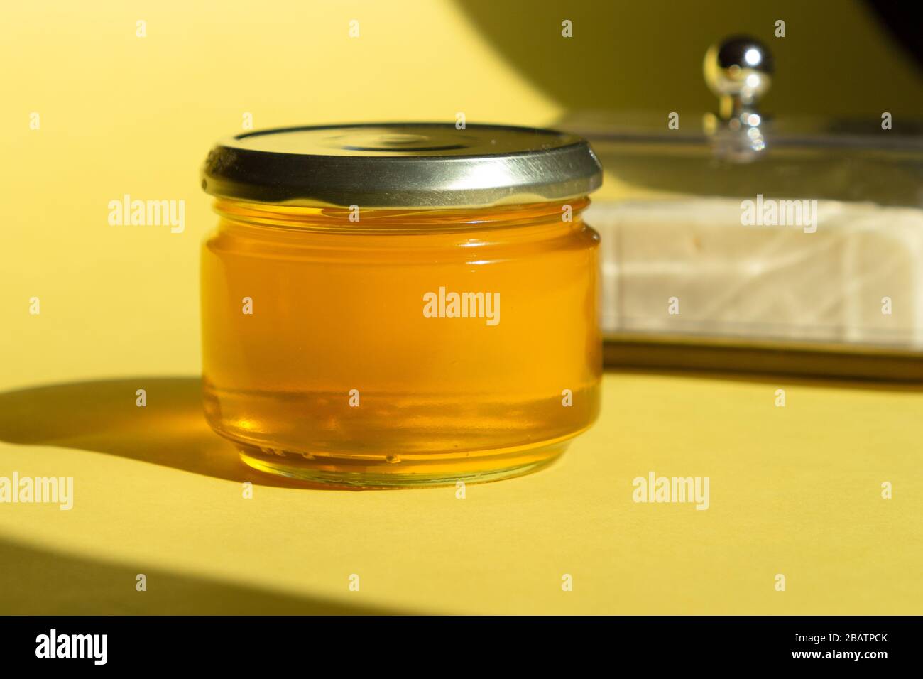 Ghee o burro chiarificato in vaso. Mangiare sano e utilizzare prodotti biologici freschi. Ingrediente sano per cucinare pasto organico. Foto Stock