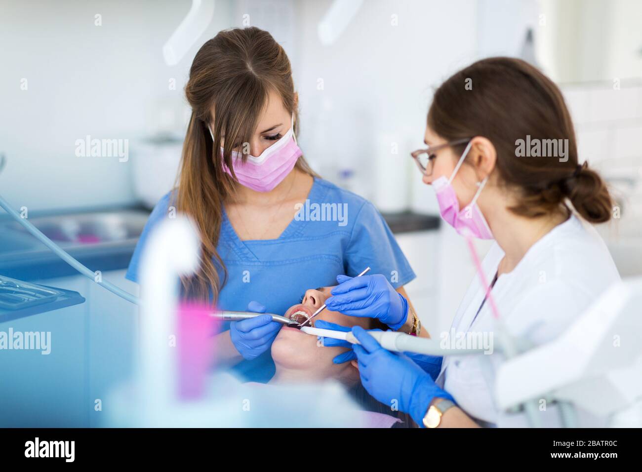 Donna avente denti esaminati presso i dentisti Foto Stock