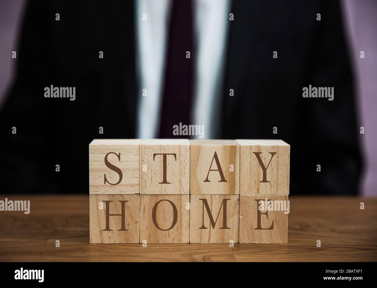 Un messaggio da un uomo d'affari a tutti i lavoratori di rimanere a casa durante la pandemia di Coronavirus Foto Stock