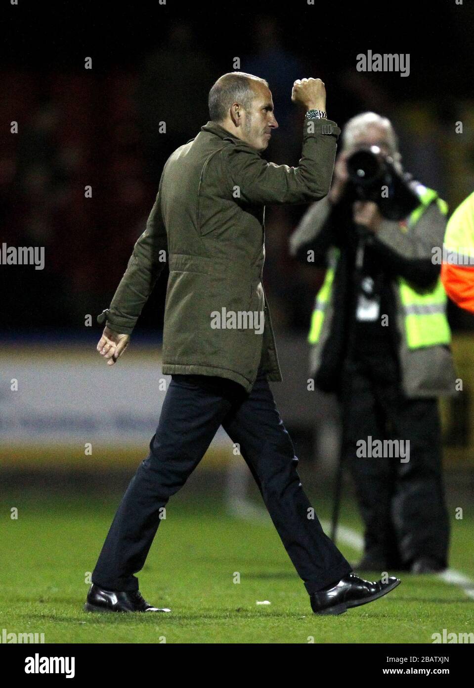 Il manager di Swindon Town, Paolo di Canio, celebra la sua vittoria al termine della partita Foto Stock