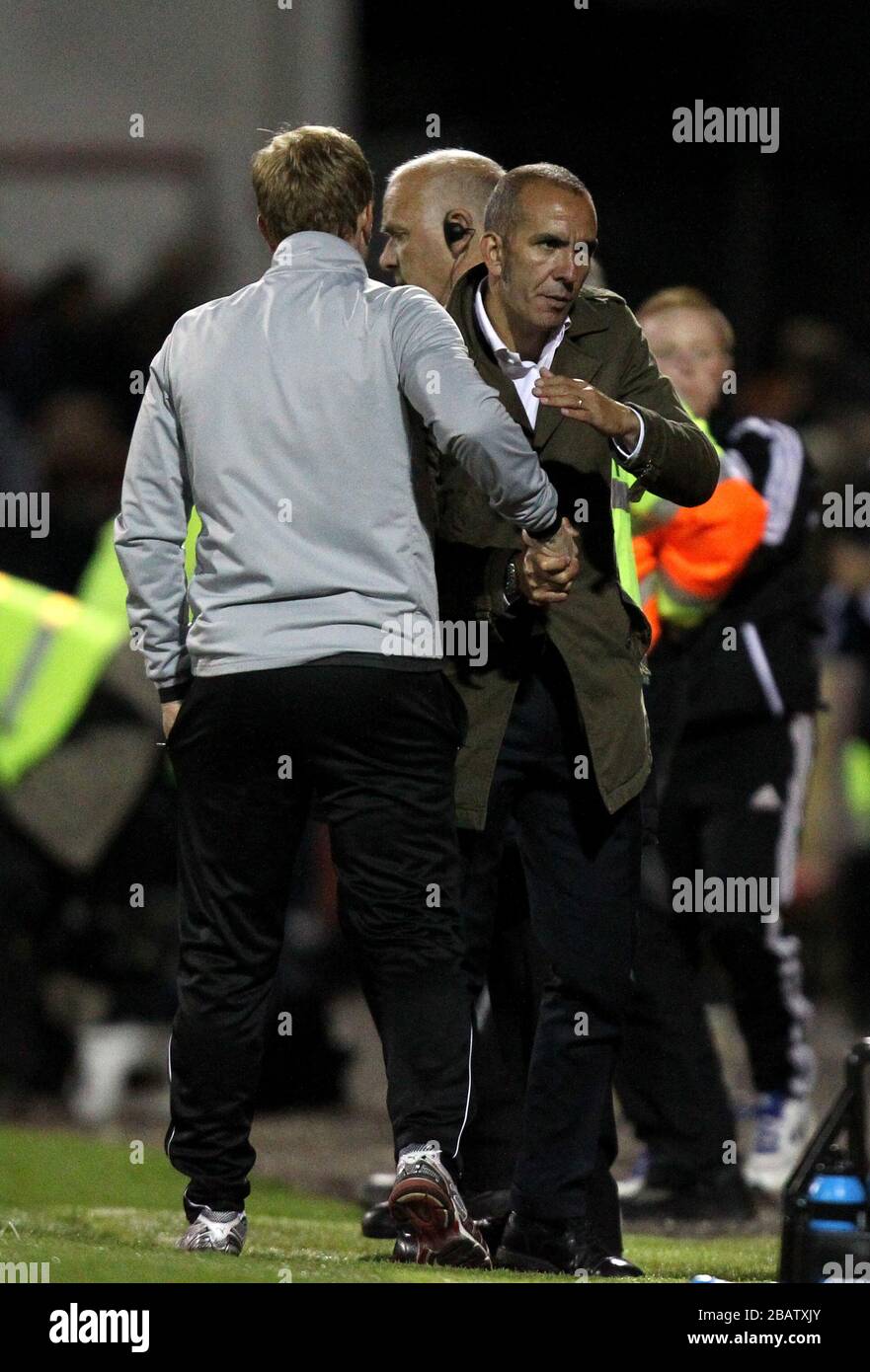 Il manager di Swindon Town, Paolo di Canio (a destra), scrolla le mani con Eddie Howe, direttore di Burnley, alla fine della partita Foto Stock