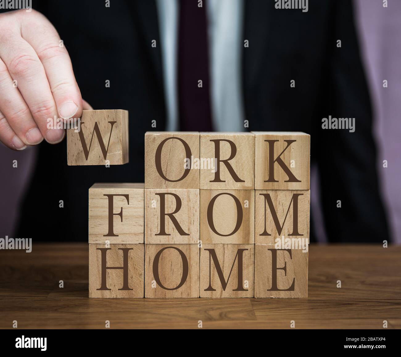 Un messaggio di sicurezza da un uomo d'affari a tutti i lavoratori per seguire le linee guida e lavorare da casa durante lo scoppio di Coronavirus Foto Stock