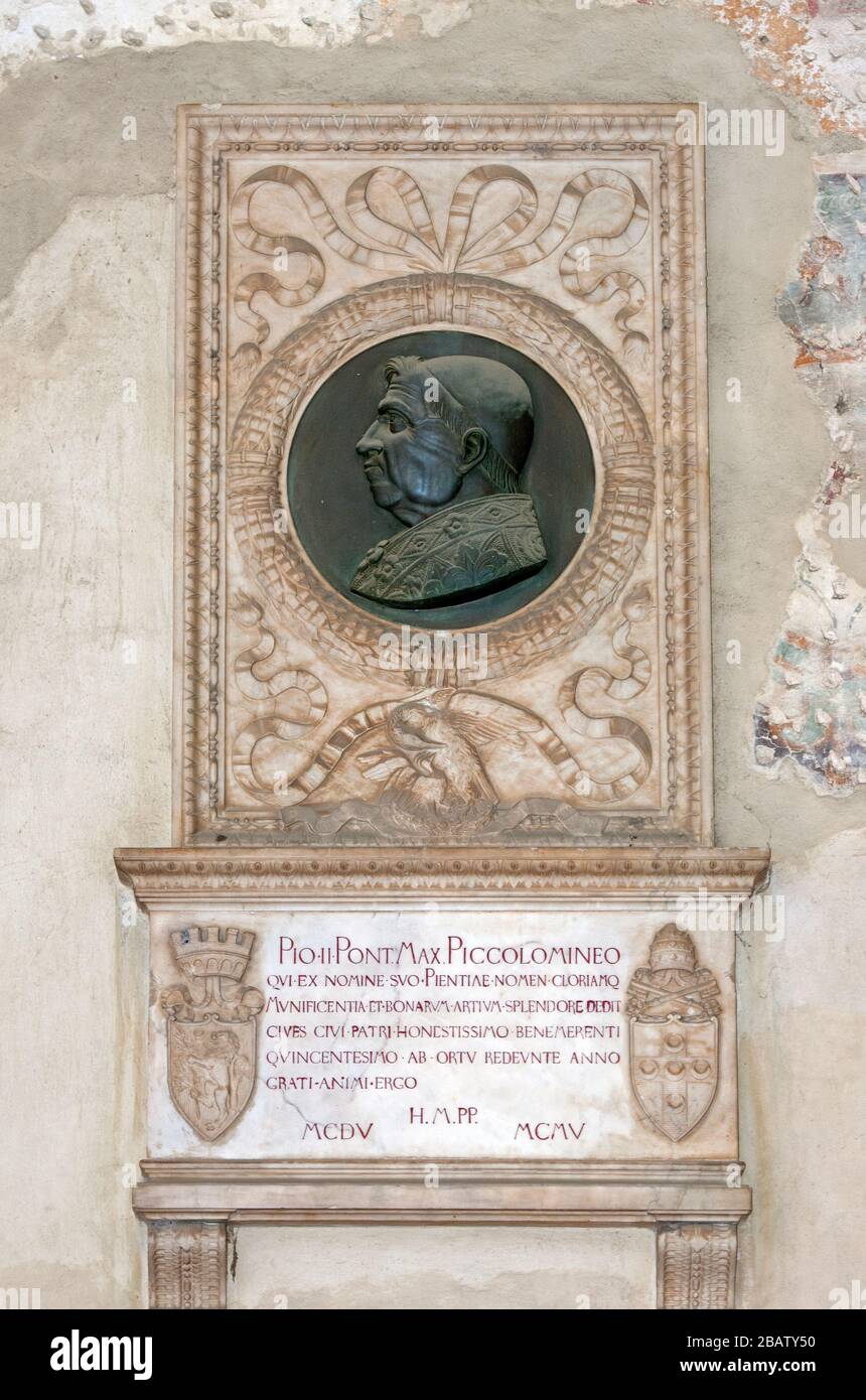 Lapide commemorativa dedicata a Papa Pio II, fondatore di Pienza (la città ideale), Pienza, Toscana, Italia Foto Stock
