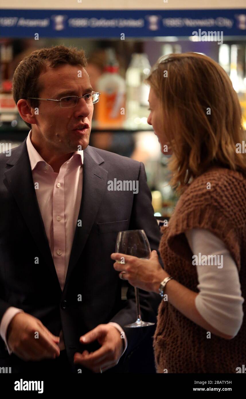 Richard Heaselgrave, Chief Commercial Officer della Football League, parla con gli ospiti Foto Stock