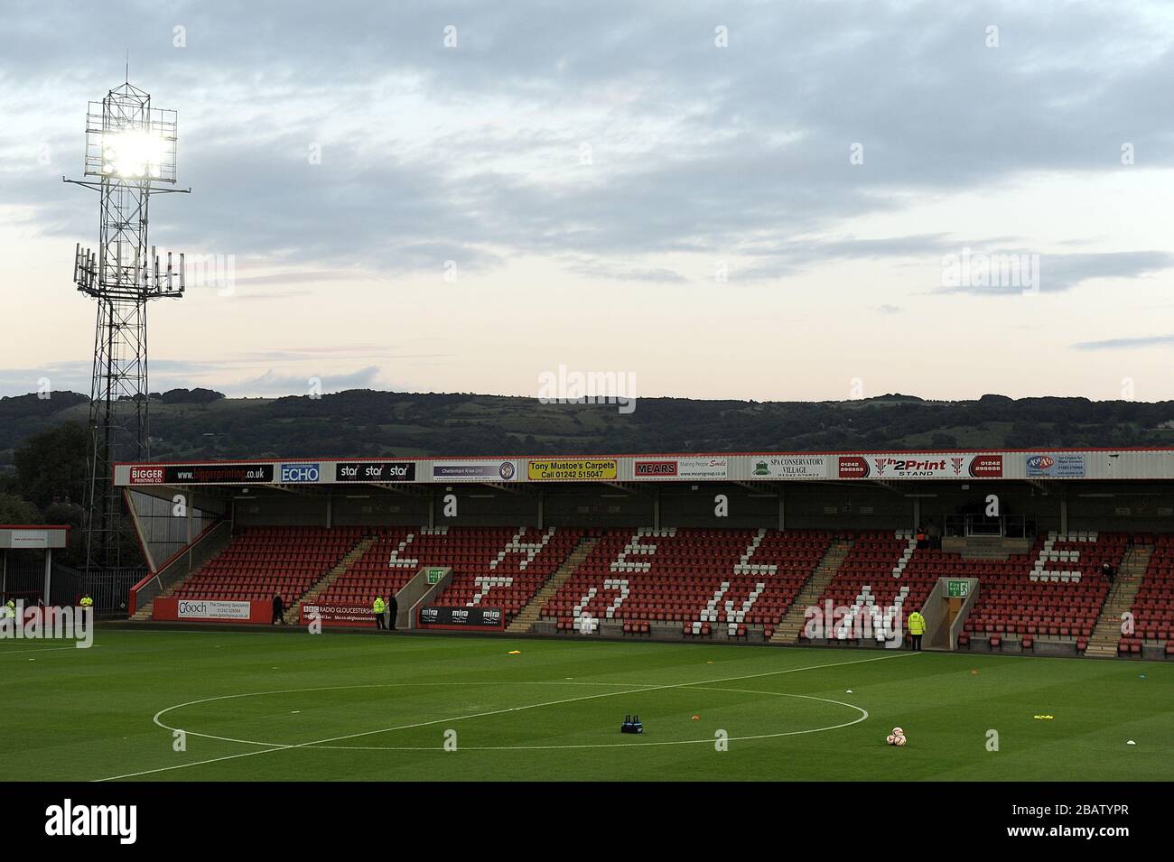 Vista generale dell'Abbey Business Stadium, sede della città di Cheltenham Foto Stock