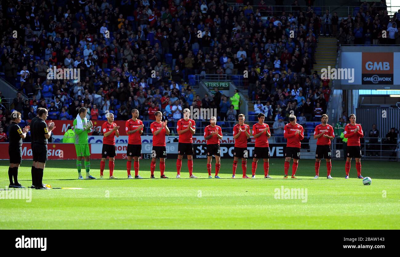 I giocatori e i funzionari di Cardiff City osservano un minuto di applausi per Jimmy Andrews Foto Stock