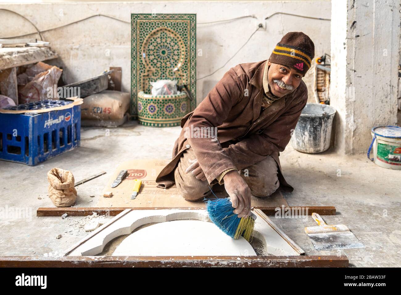Un artigiano realizza un design in ceramica presso la fabbrica di ceramiche Art Naji, Fes, Marocco Foto Stock