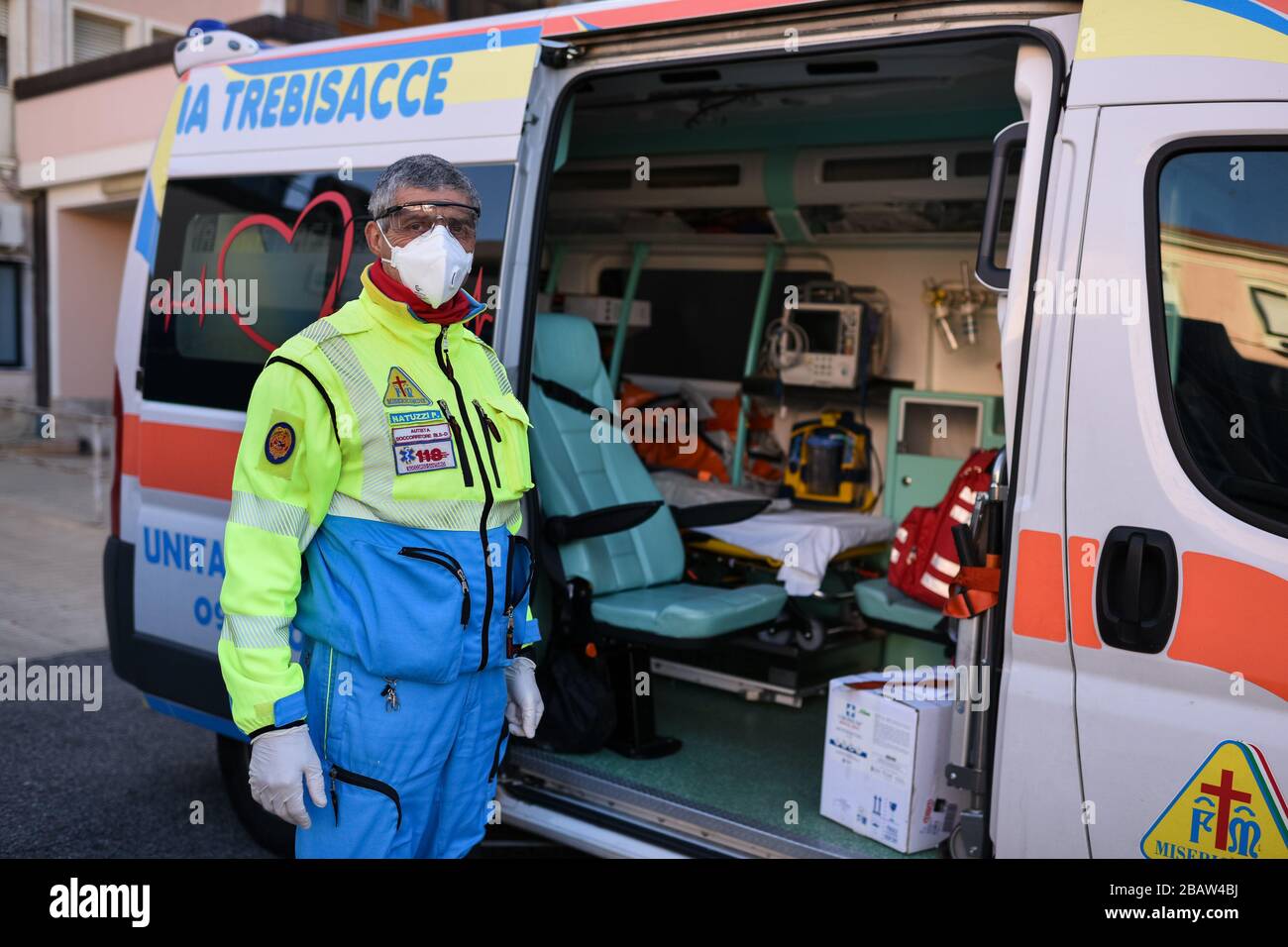 Corigliano-Rossano, gli infermieri preparano le ambulanze per le successive operazioni per recuperare i casi sospetti di covid-19. Partono con tutti i dispositivi di sicurezza e insieme ai volontari della Croce Rossa si preparano ad intervenire per ricoveri. 03/29/2020, Corigliano-Rossano, Italia Foto Stock