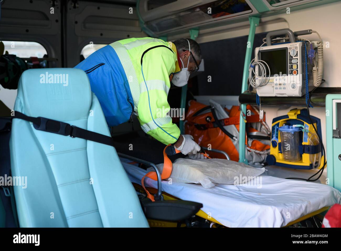 Corigliano-Rossano, gli infermieri preparano le ambulanze per le successive operazioni per recuperare i casi sospetti di covid-19. Partono con tutti i dispositivi di sicurezza e insieme ai volontari della Croce Rossa si preparano ad intervenire per ricoveri. 03/29/2020, Corigliano-Rossano, Italia Foto Stock