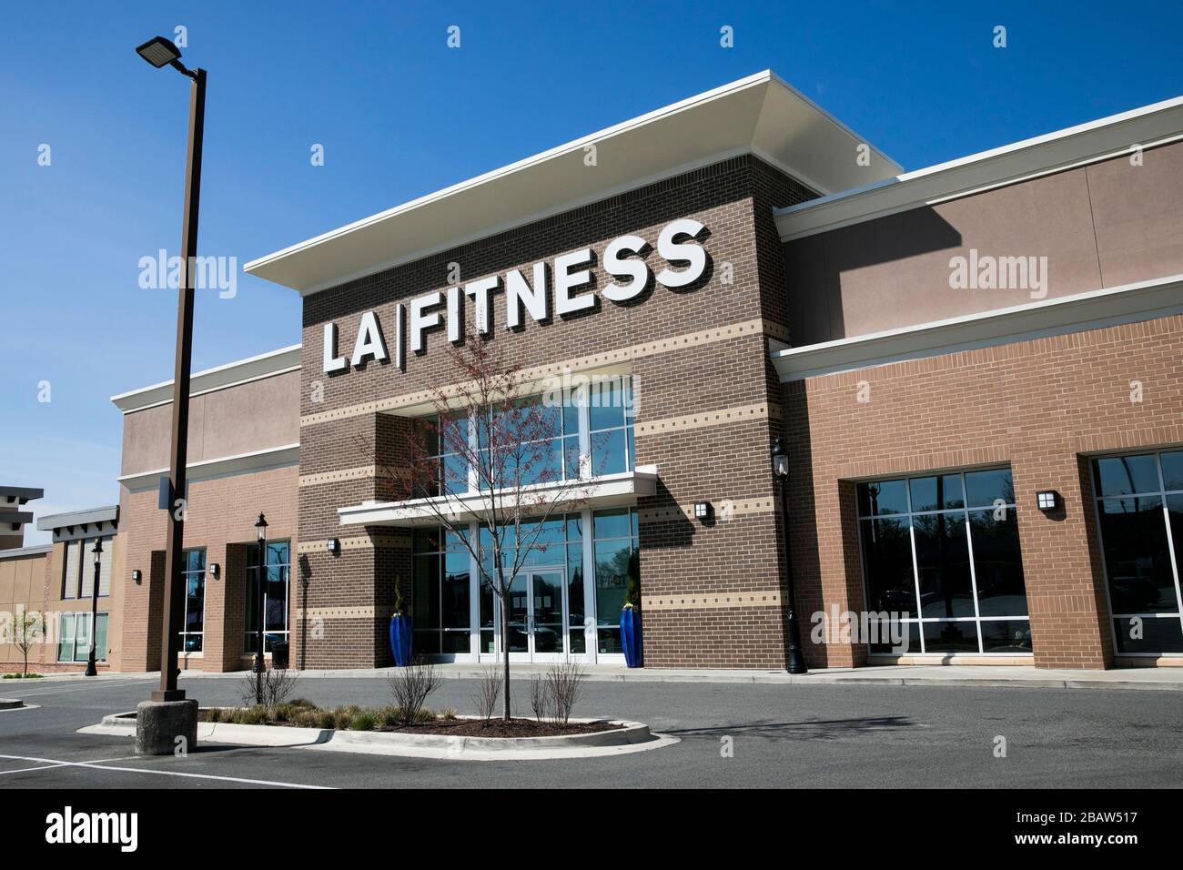 Un cartello con il logo all'esterno della sede DI LA Fitness nella Silver Spring, Maryland, il 26 marzo 2020. Foto Stock