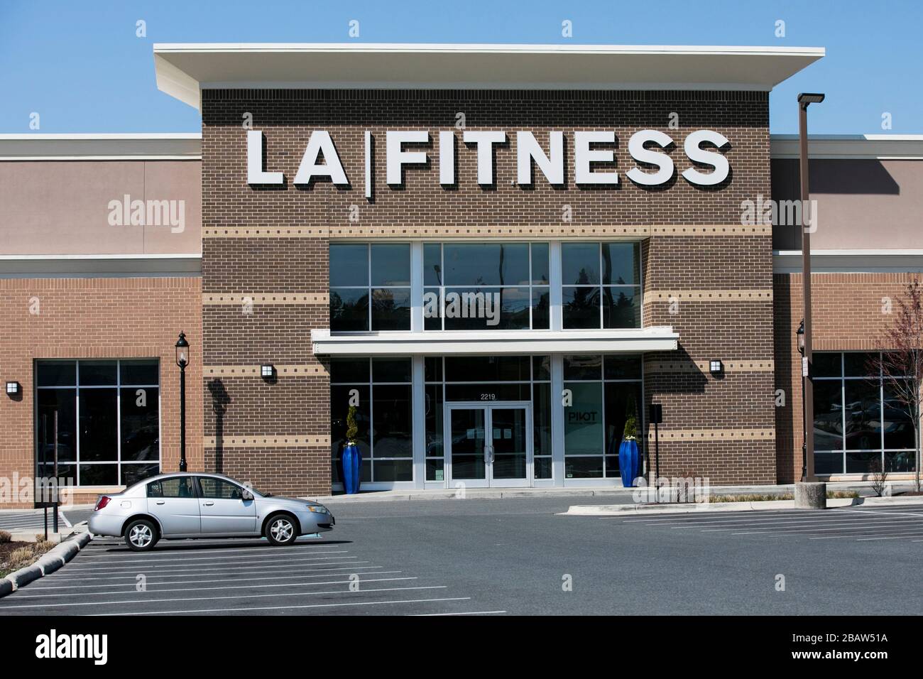 Un cartello con il logo all'esterno della sede DI LA Fitness nella Silver Spring, Maryland, il 26 marzo 2020. Foto Stock