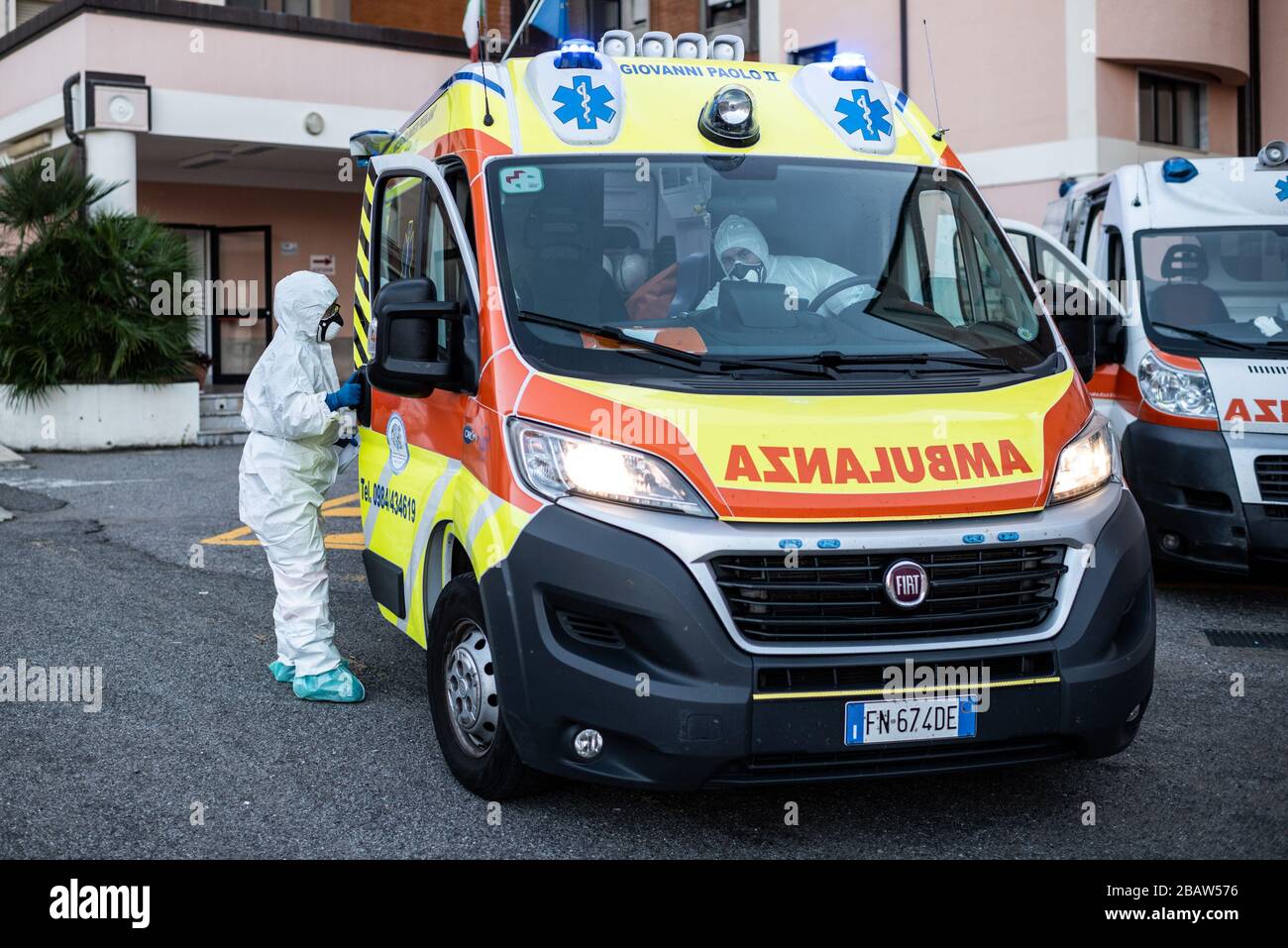 Corigliano-Rossano, gli infermieri preparano le ambulanze per le successive operazioni per recuperare i casi sospetti di covid-19. Partono con tutti i dispositivi di sicurezza e insieme ai volontari della Croce Rossa si preparano ad intervenire per ricoveri. 03/29/2020, Corigliano-Rossano, Italia Foto Stock