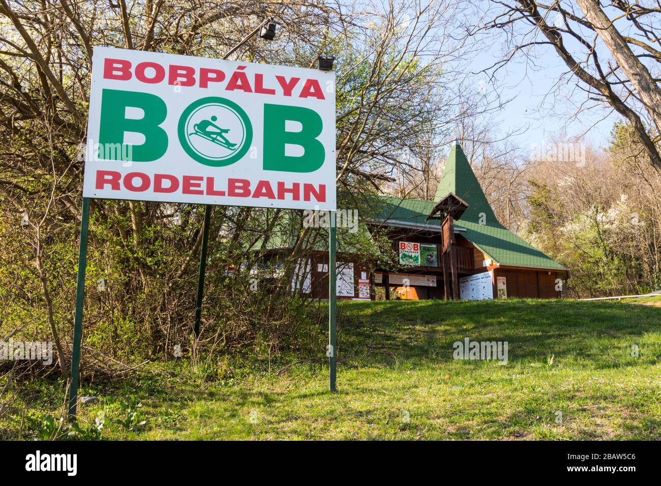 Pista per slittini entrata 'bobpalya' e cartello su Bessi-domb, Sopron, Ungheria Foto Stock