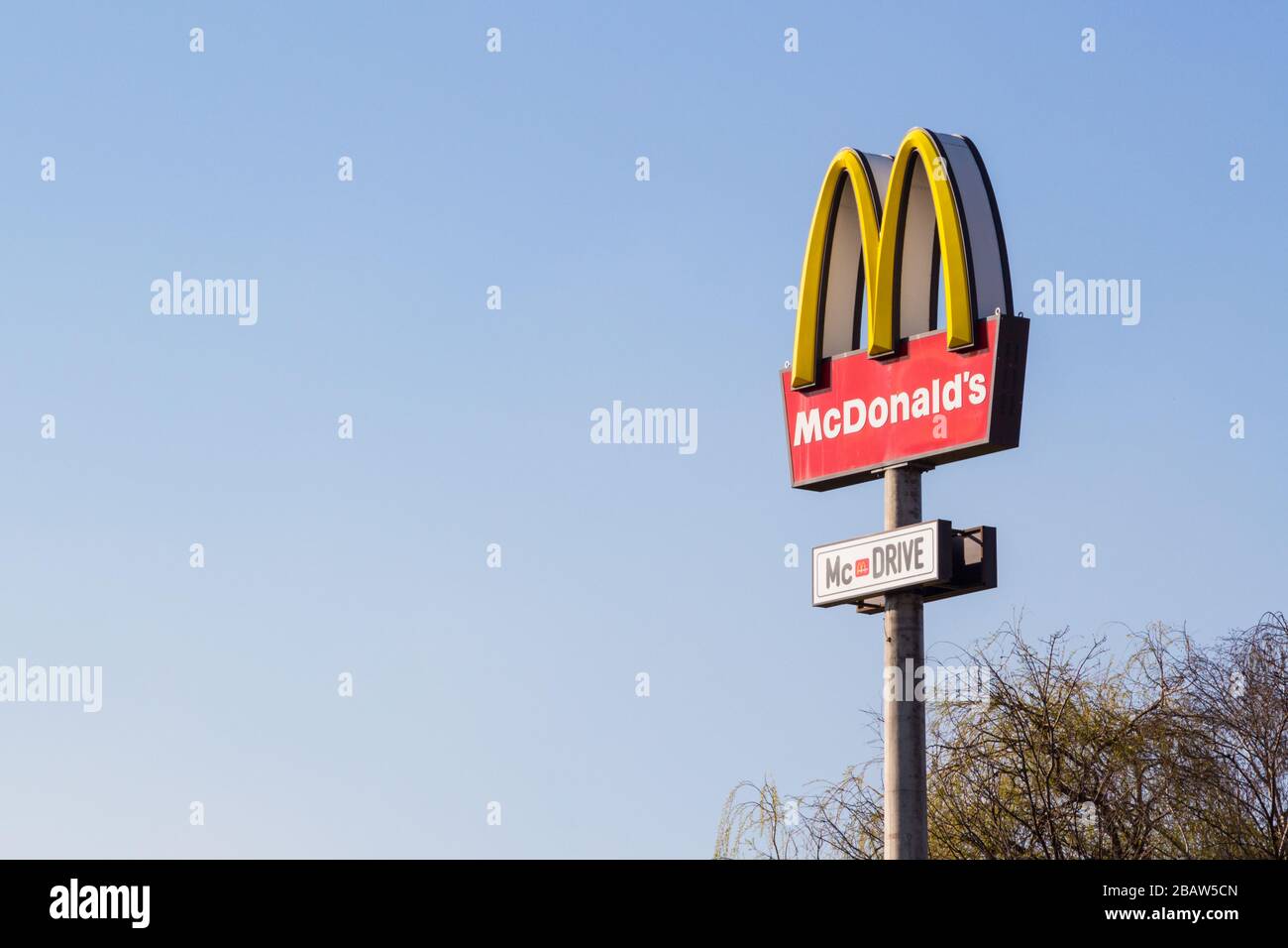 McDonald's McDrive logo post, Sopron, Ungheria Foto Stock