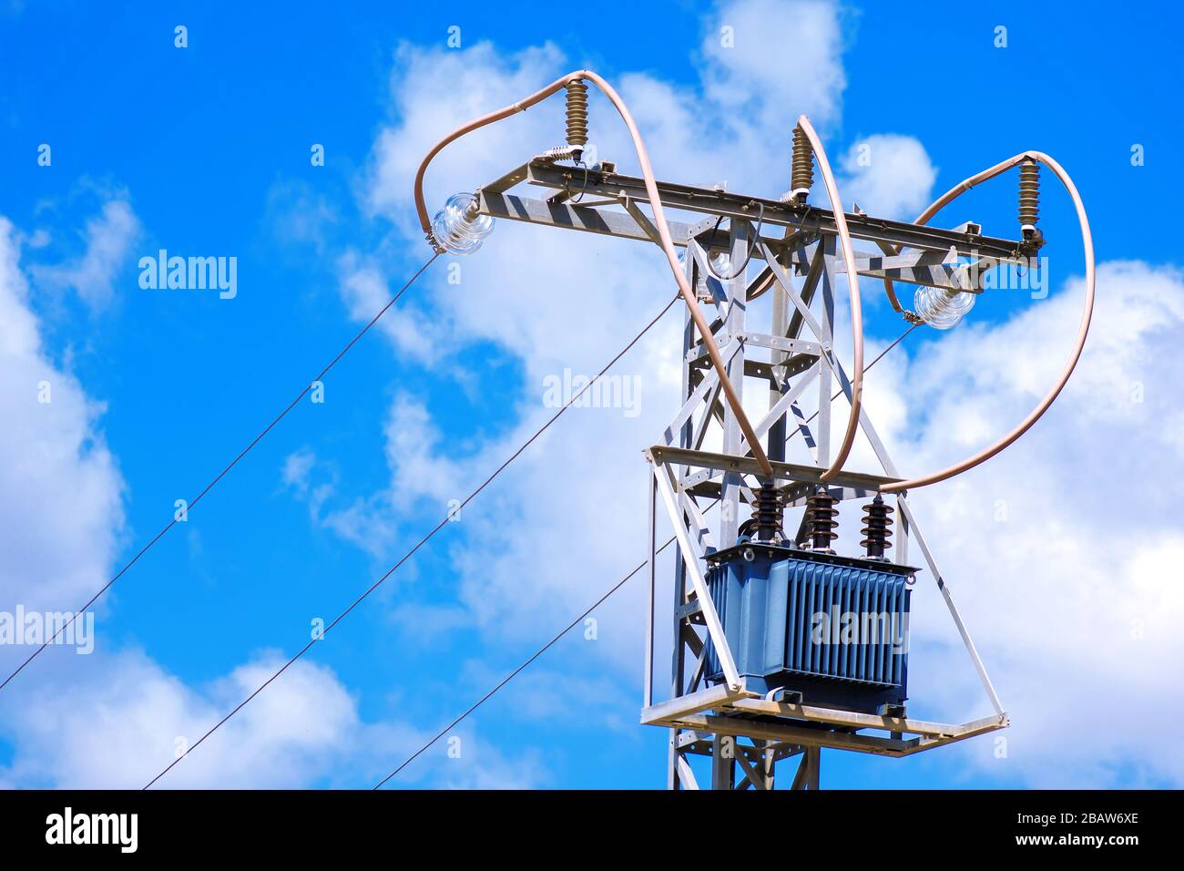 Vista ravvicinata della torre elettrica. ElectricitàVista ravvicinata della torre elettrica. Costruzione di palo di concetto di elettricità. Resistenza elettrica. Concept pol Foto Stock