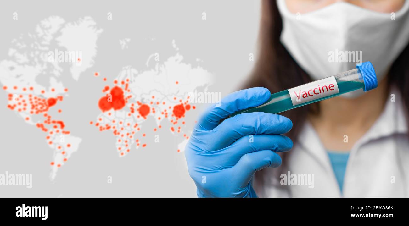 Sulla mappa online del coronavirus sfondo è una provetta con vaccino contro il coronavirus, 2019-nCoV, SARS-Cov-2, COVID-19 in medici indossano a mano Foto Stock