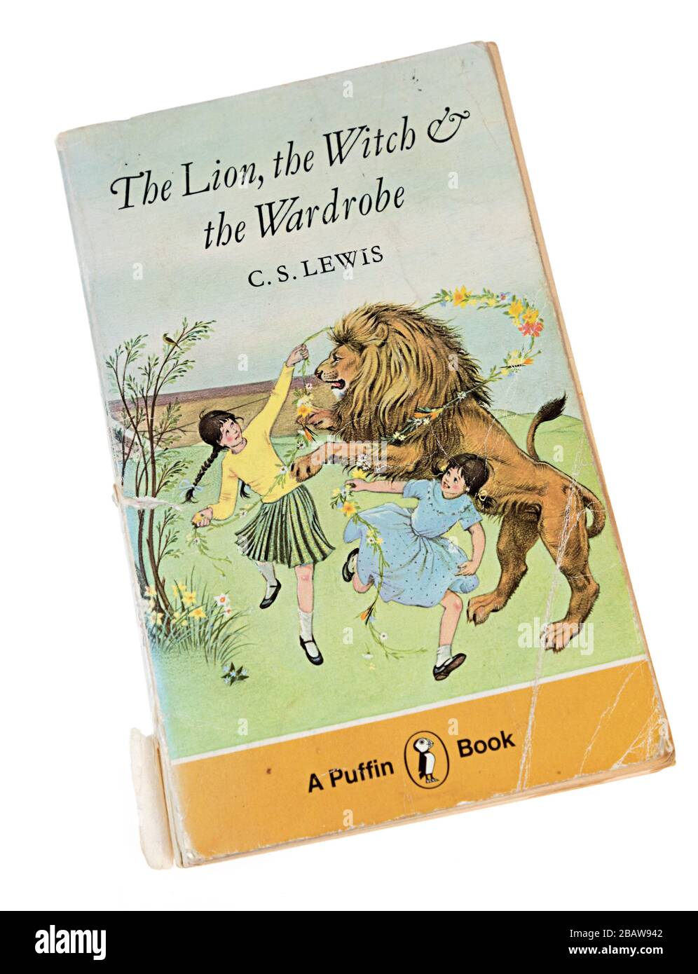 Il Leone, la Strega e il guardaroba di C.S. Lewis, libro cartaceo pubblicato per la prima volta nel 1950, pubblicato da Puffin nel 1959 ristampato nel 1973 Foto Stock