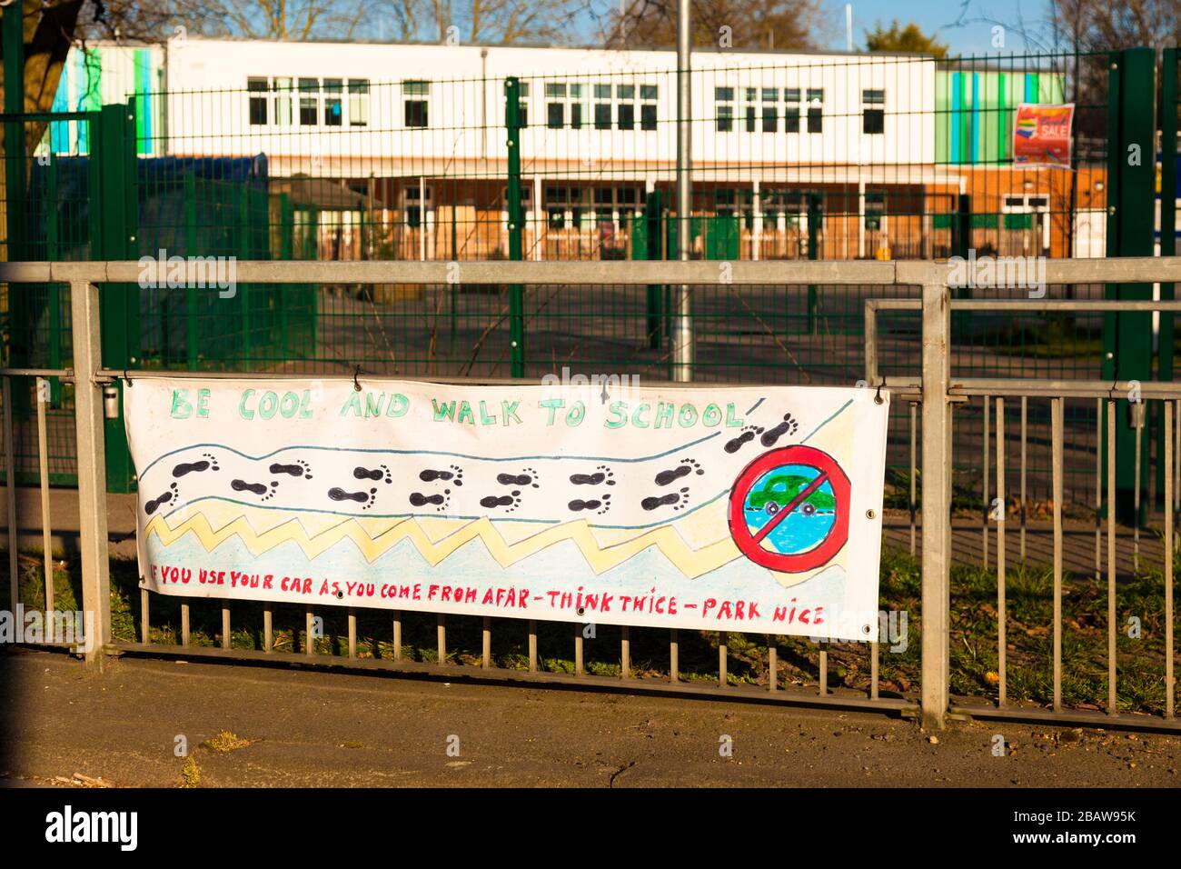 Banner dipinto da allievo, 'essere fresco e camminare a scuola'. Campagna di parcheggio/sicurezza. Worsley Bridge Road Primary School, Beckenham, Kent, Regno Unito. Foto Stock