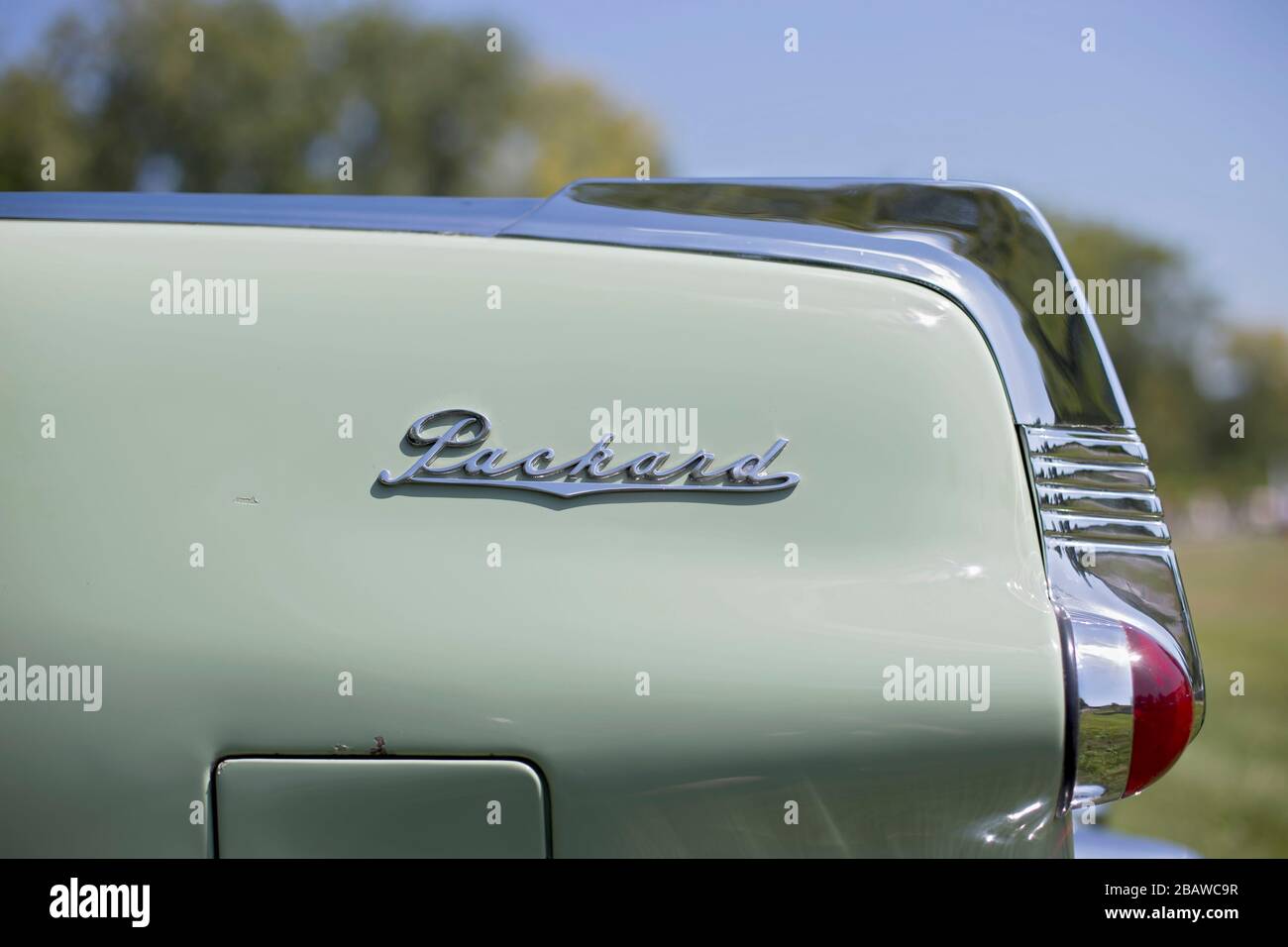 Dettaglio parafango posteriore con emblema Packard su un'automobile di lusso Packard Caribbean degli anni '1950, un classico esempio di design americano della metà del secolo. Foto Stock