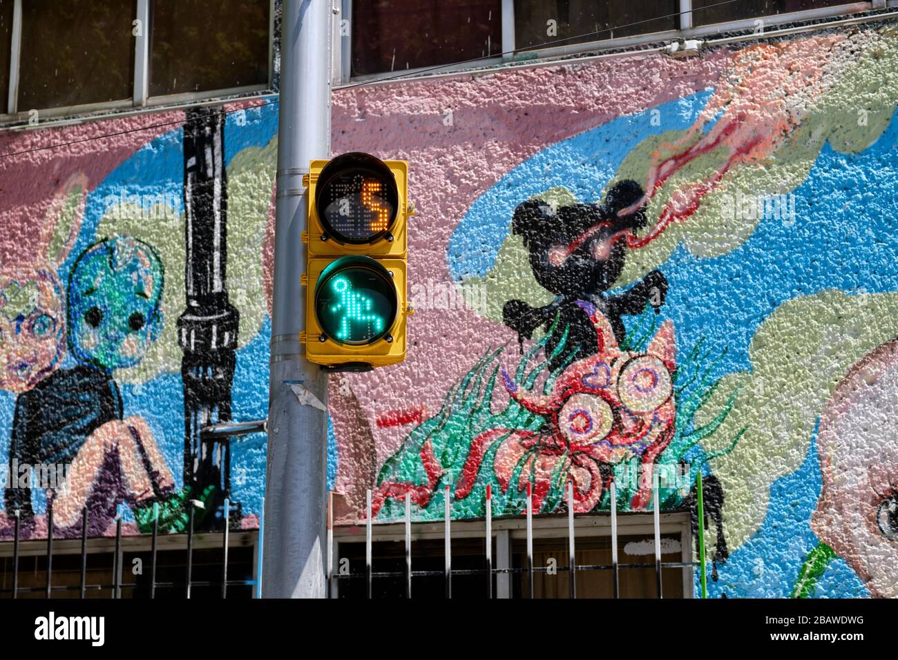 Pedone verde cartello a piedi con conto alla rovescia a cinque secondi di fronte alla strada d'arte di Città del Messico Foto Stock