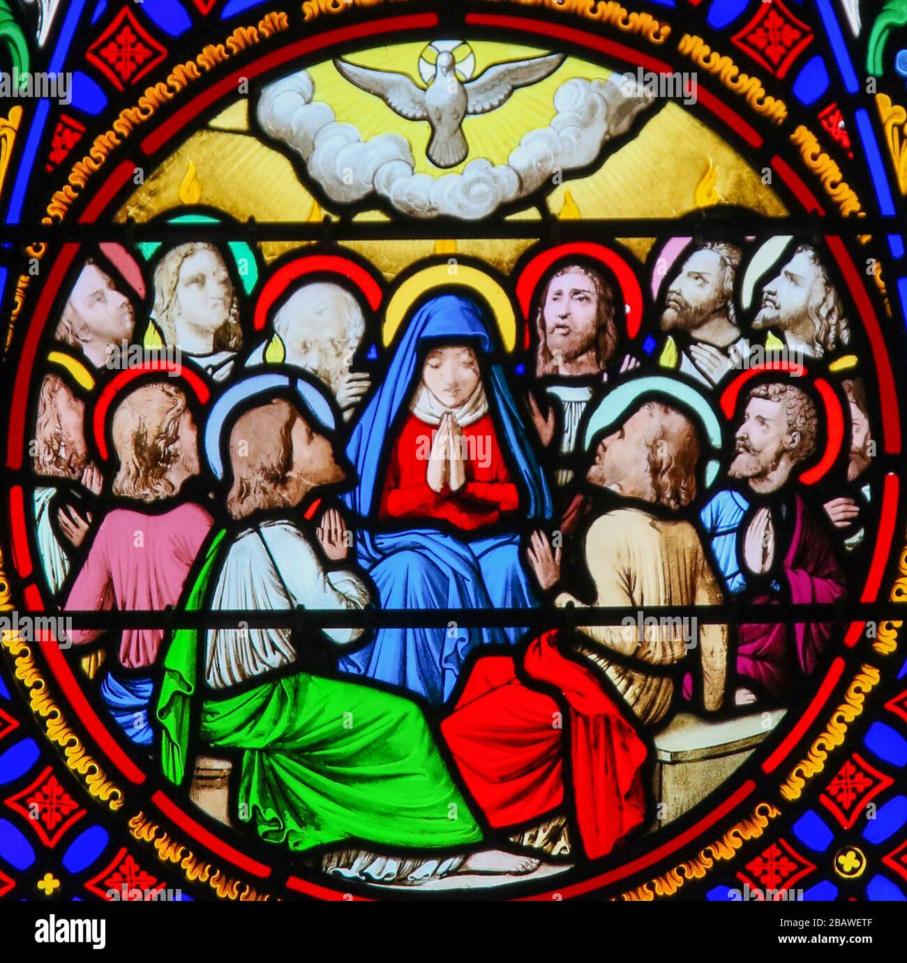 Saint-Adresse, Francia - 15 agosto 2019: Vetrate nella Cappella di Notre-Dame-des-flots (1857) a Sainte Adresse, le Havre, Francia, raffigurante penna Foto Stock