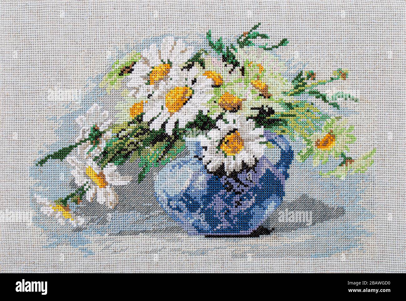 Immagine ricamata, ancora vita con bouquet di fiori in vaso, punto a croce  su tela tessile Foto stock - Alamy