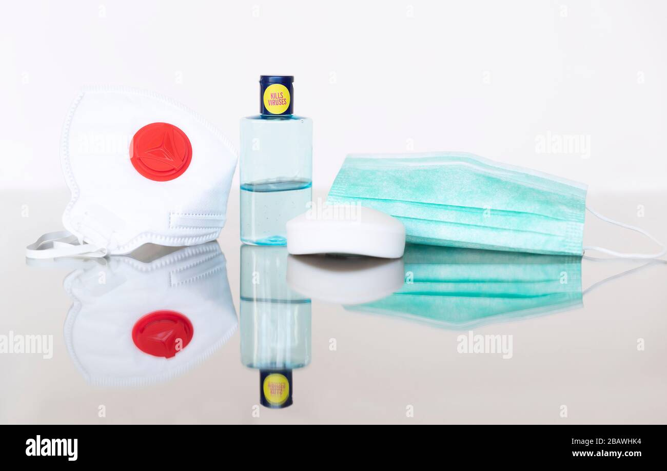 Le maschere facciali, l'igienizzatore per le mani a base di alcool e il sapone aiutano a prevenire la diffusione di virus ad altri. Foto Stock