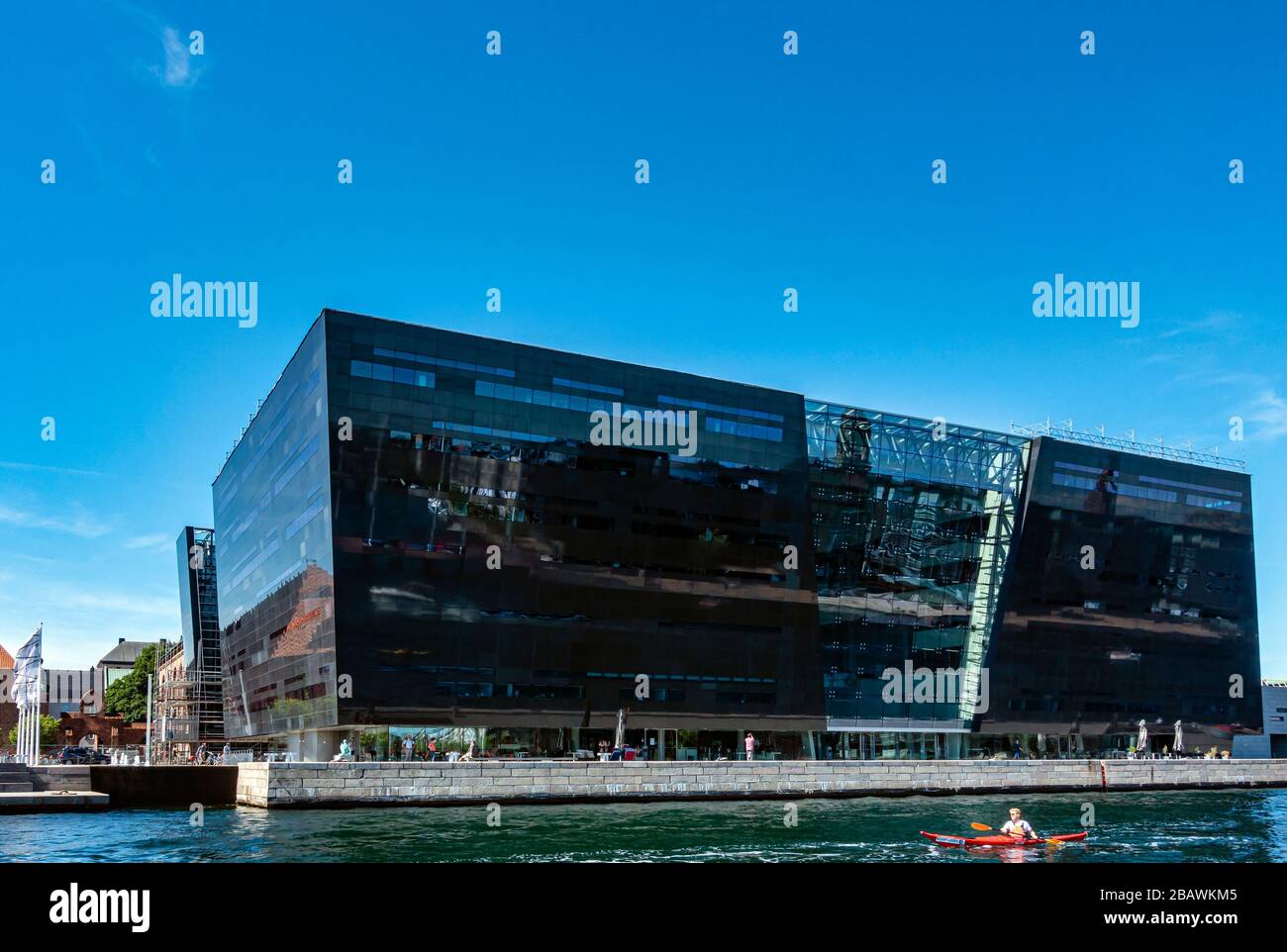 Il Royal Danish Library è alloggiato in un edificio chiamato il diamante nero situato sul lungomare di Copenhagen in Danimarca Foto Stock