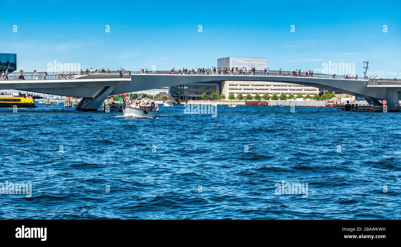 Ponte pedonale Inderhavnsbroen il ponte pedonale pedonale anc Inderhavnen che porta da Nyhavn a Nordatlantens Brygge a Copenhagen Danimarca Foto Stock
