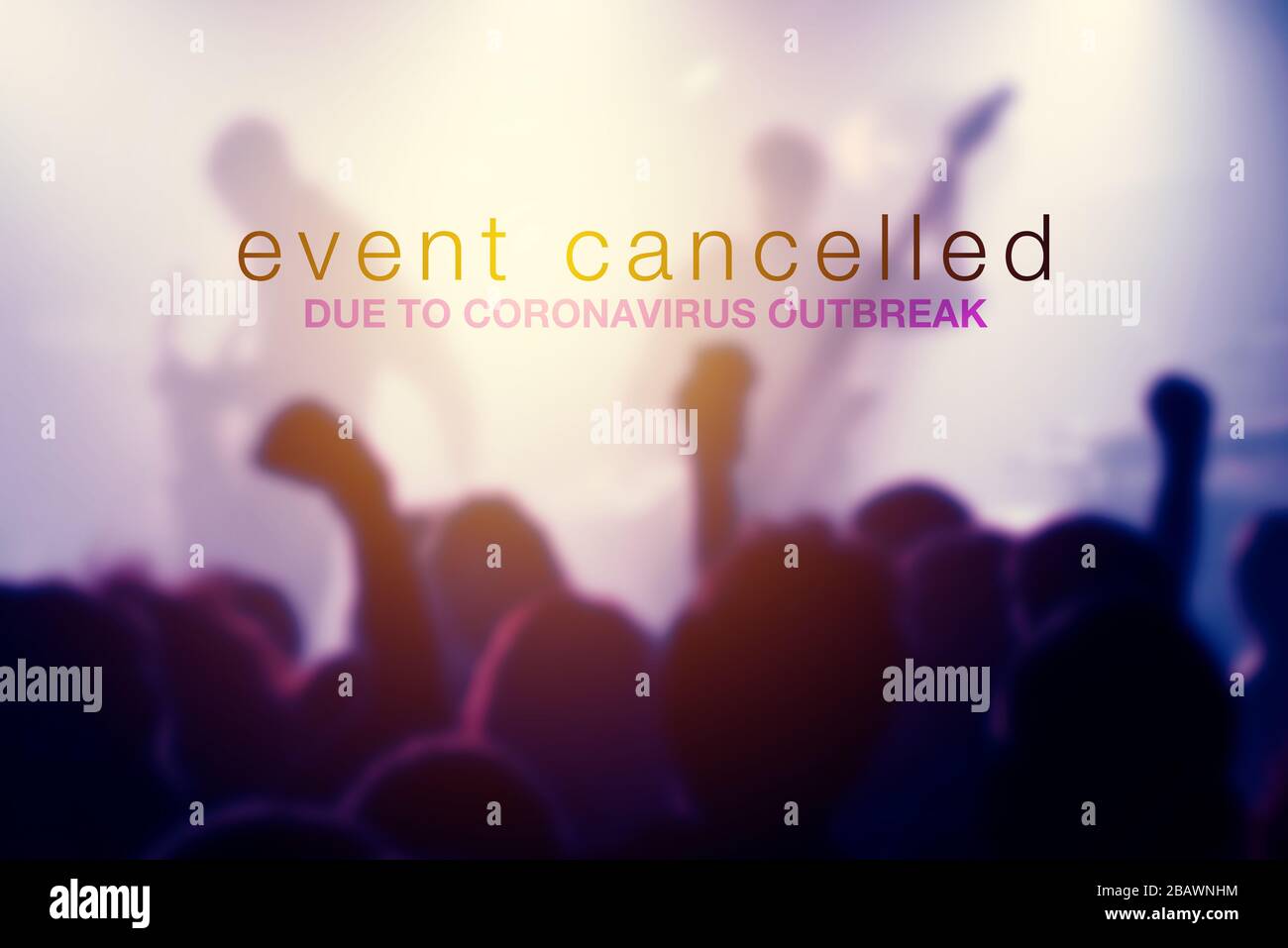 Evento annullato a causa dell'epidemia di coronavirus, il testo sopra la folla di concerti di sfocatura Foto Stock