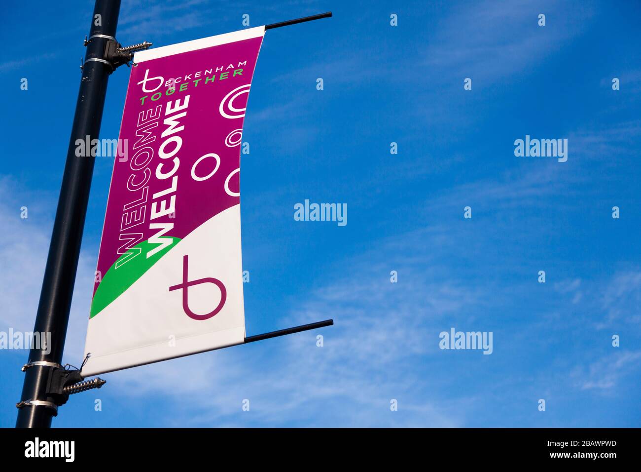 Banner sul lampione stradale, 'Beckenham Together Welcome', High Street, Beckenham, Londra Foto Stock