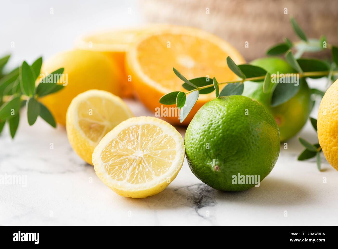 Vista dall'alto degli agrumi freschi. Limone lime pompelmo e arancio su sfondo marmoreo Foto Stock