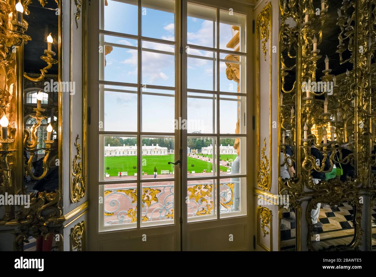 Vista dei giardini e dei giardini del Palazzo di Caterina Rococo, residenza estiva dei Tsars russi a Tsarskoye Selo, Pushkin Russia. Foto Stock