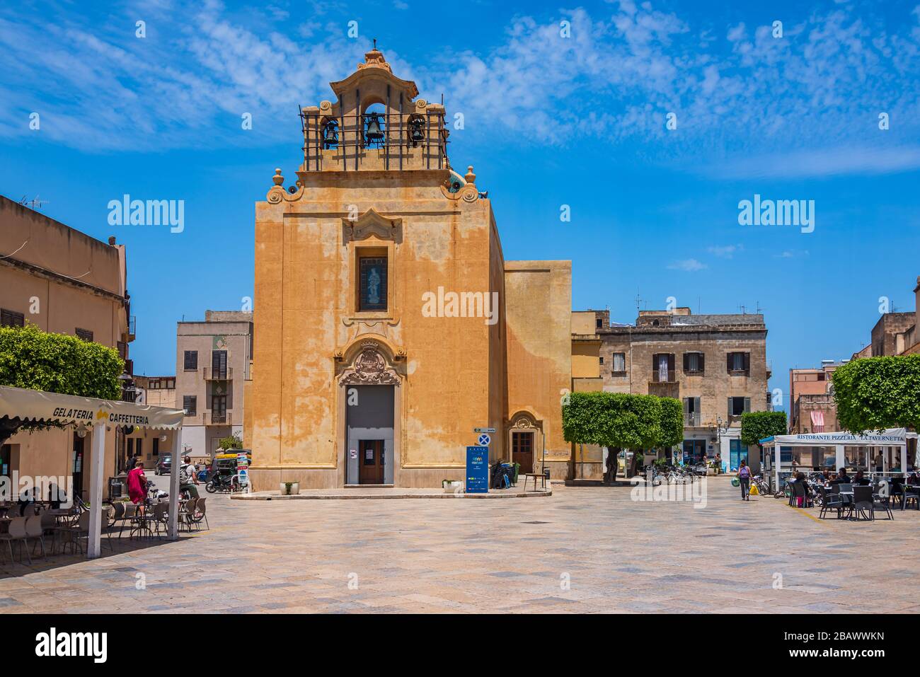 FAVIGNANA, ITALIA - 16 GIUGNO 2019: Chiesa in Piazza Madrice nel piccolo villaggio di Favignana nelle Isole Egadi, Sicilia Foto Stock