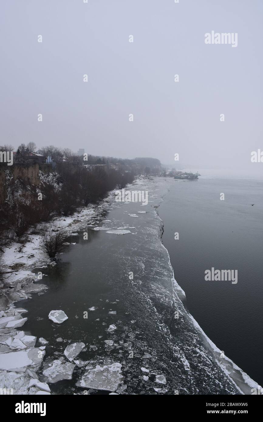 Ghiaccio e iceberg lungo le rive del Danubio Foto Stock