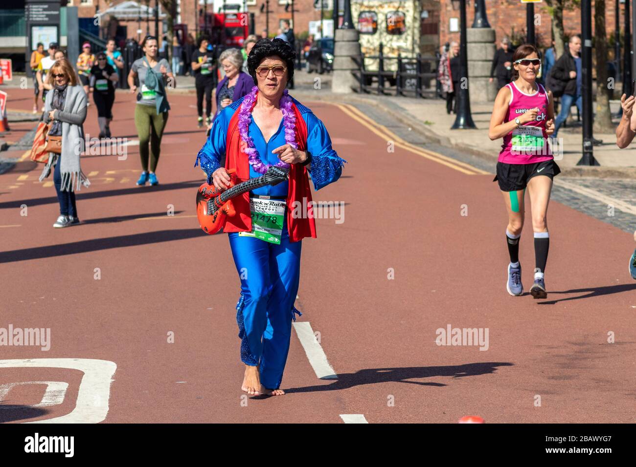 Corridore a piedi nudi in costume di Elvis, Rock 'n' Roll 5K, Salthouse Quay, Liverpool Foto Stock