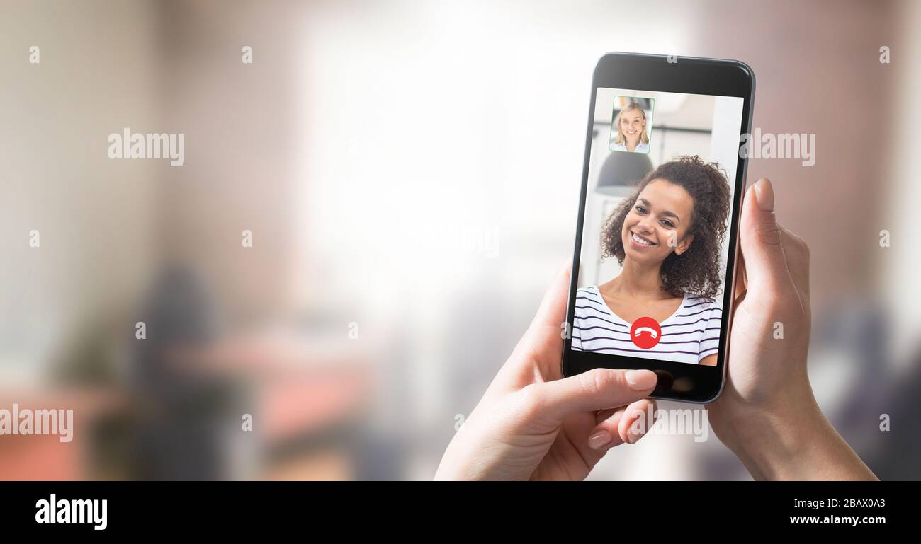 Parlare virtuale con amici, colleghi e utilizzare una videoconferenza. Apprendimento remoto o lavoro. Quarantena domestica o prevenzione di infezioni da coronavirus Foto Stock