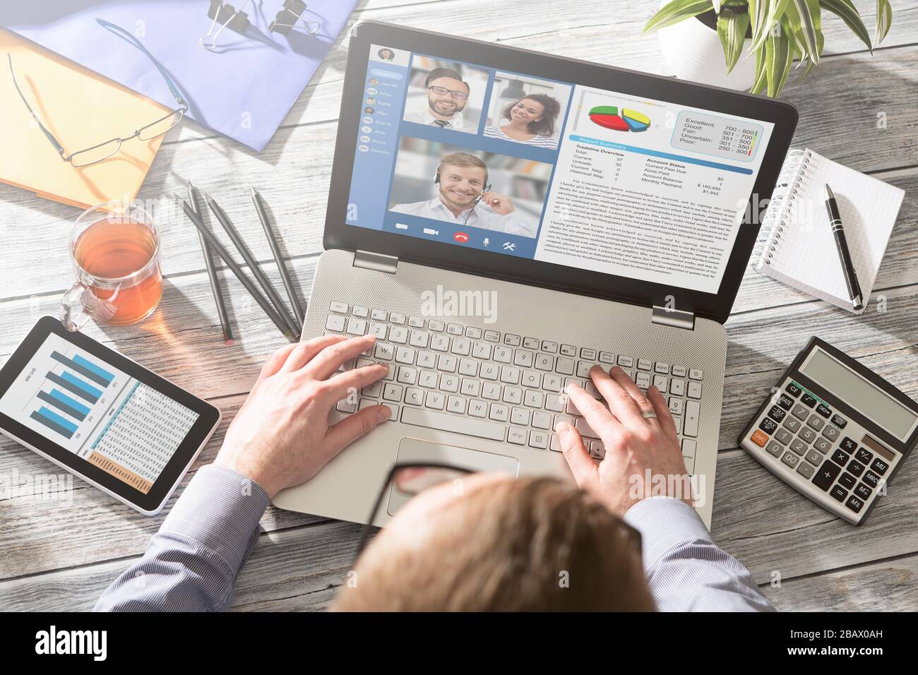 Parlare virtuale con amici, colleghi e utilizzare una videoconferenza. Apprendimento remoto o lavoro. Quarantena domestica o prevenzione di infezioni da coronavirus Foto Stock