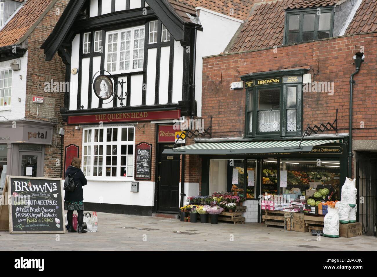 Distanziamento sociale al negozio di fruttivendolo, Beverley, East Riding of Yorkshire, COVID-19 coronavirus pandemic Foto Stock