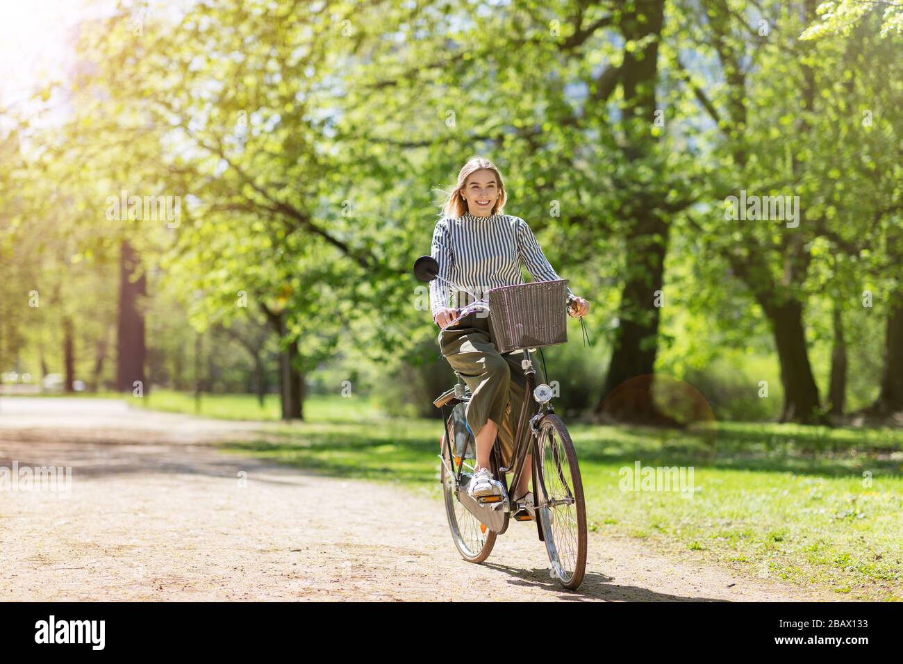 Attraente giovane donna con la sua bicicletta in città Foto Stock