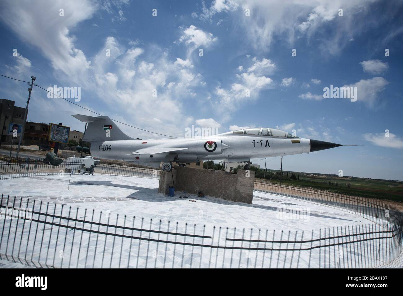 Madaba, Giordania, 1 maggio 2009: Un combattente Starfighter Lockhead F104B conservato si trova in una rotonda di recente costruzione a Madaba, Giordania, nel 2009. Foto Stock