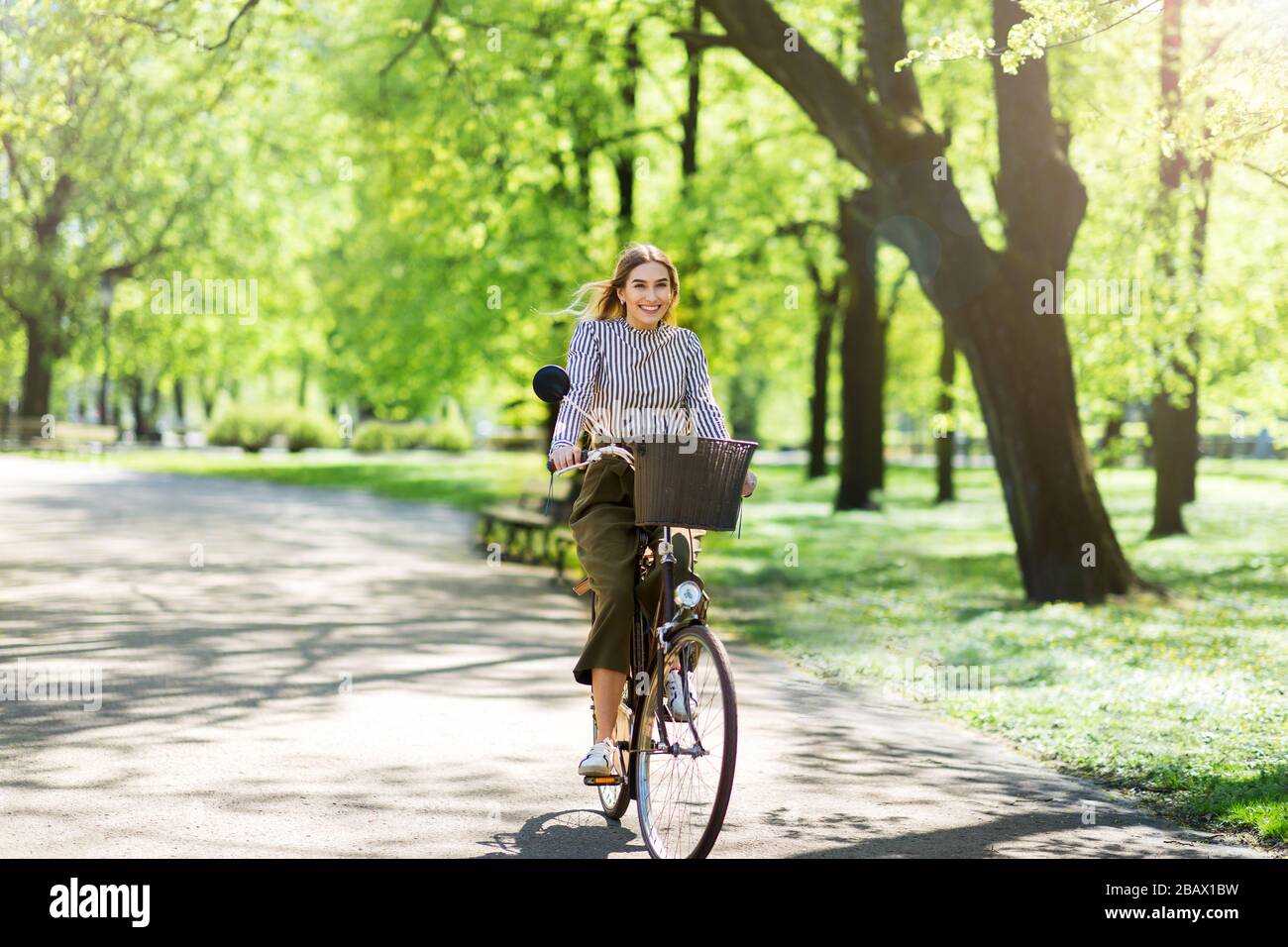 Attraente giovane donna con la sua bicicletta in città Foto Stock