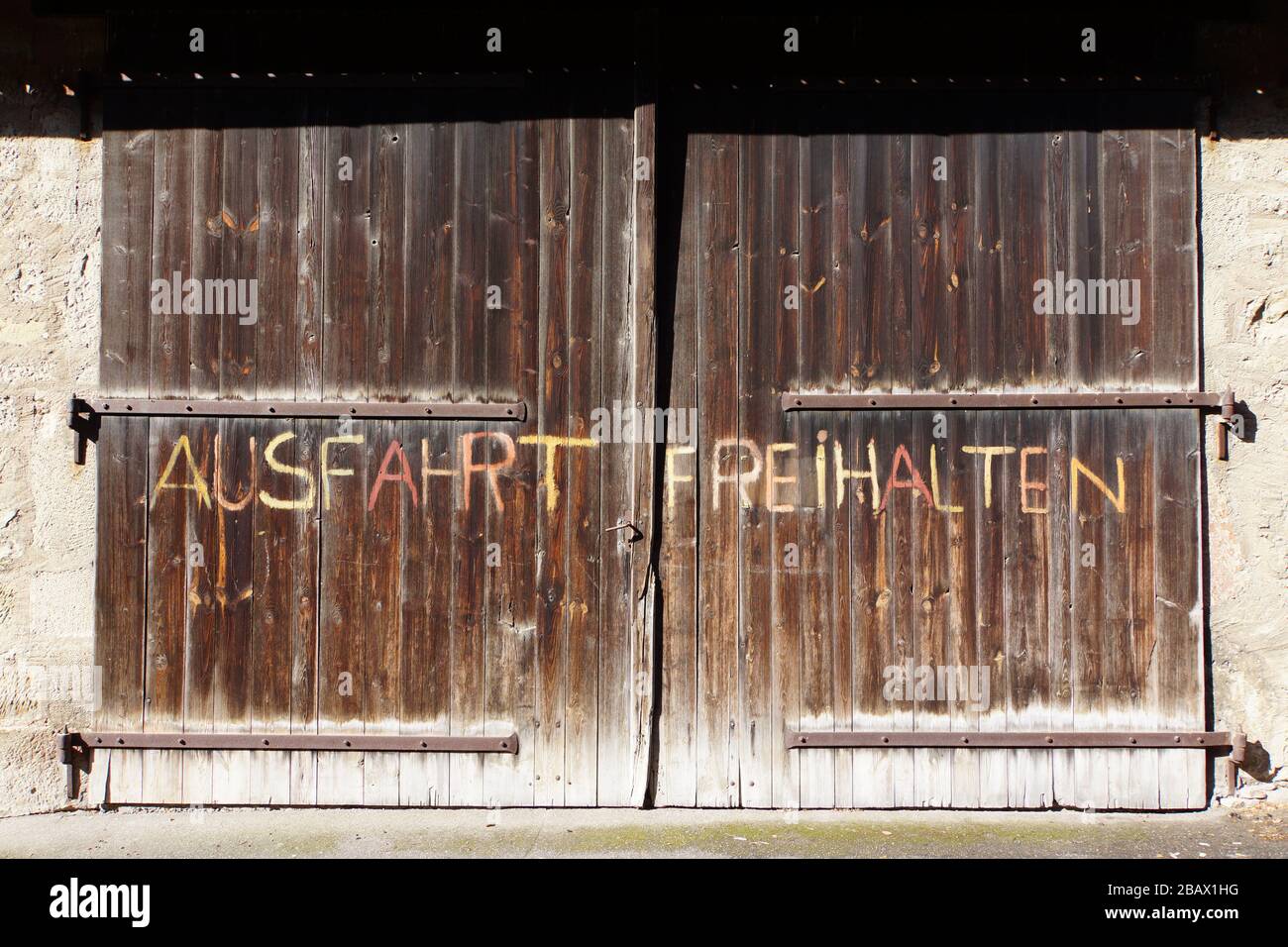 Symbolbild Ausfahrt freihalten, Rothenburg ob der Tauber, Bayern, Deutschland Foto Stock