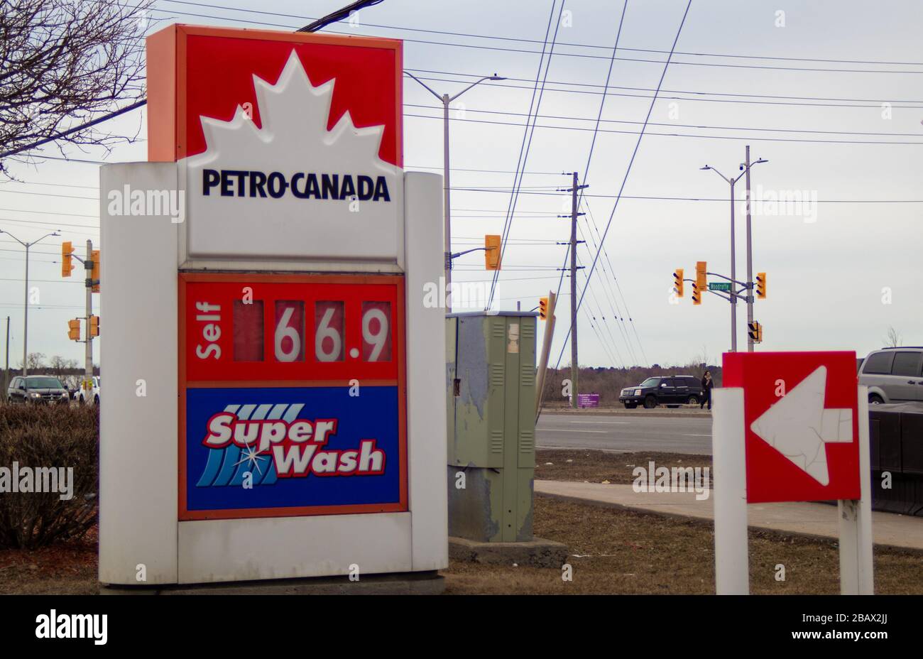 Basso prezzo del gas a Petro-Canada nel marzo 2020, in mezzo a misure di crisi e quarantena causate dal coronavirus COVID-19. Foto Stock
