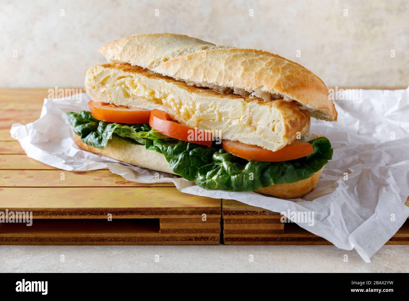 Sandwich di omelette con lattuga e pomodoro Foto Stock
