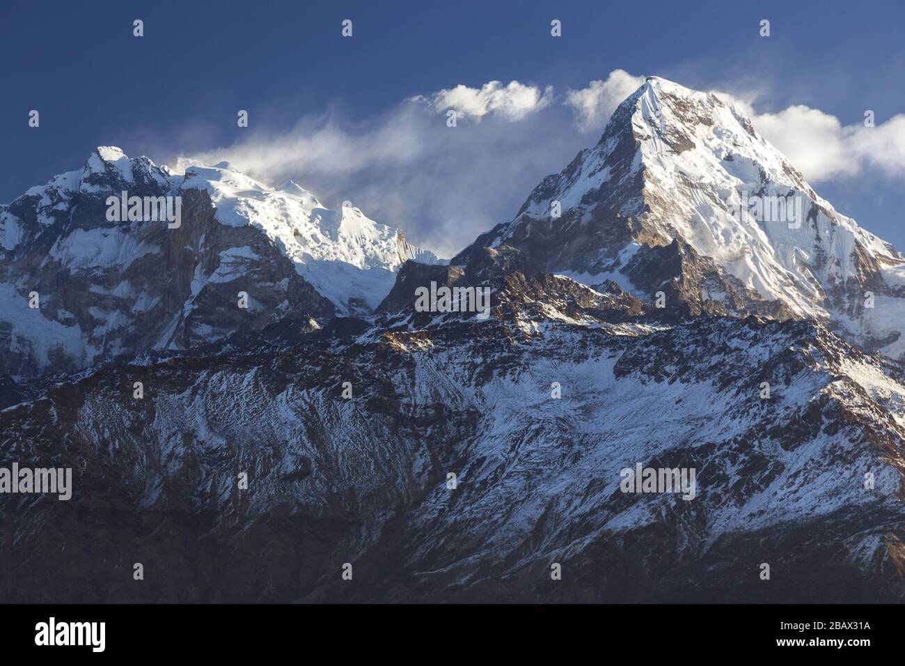 Vista panoramica panoramica del paesaggio mattutino della vetta innevata del monte Annapurna Gamma da Poon Hill in Nepal Monti Himalaya Foto Stock
