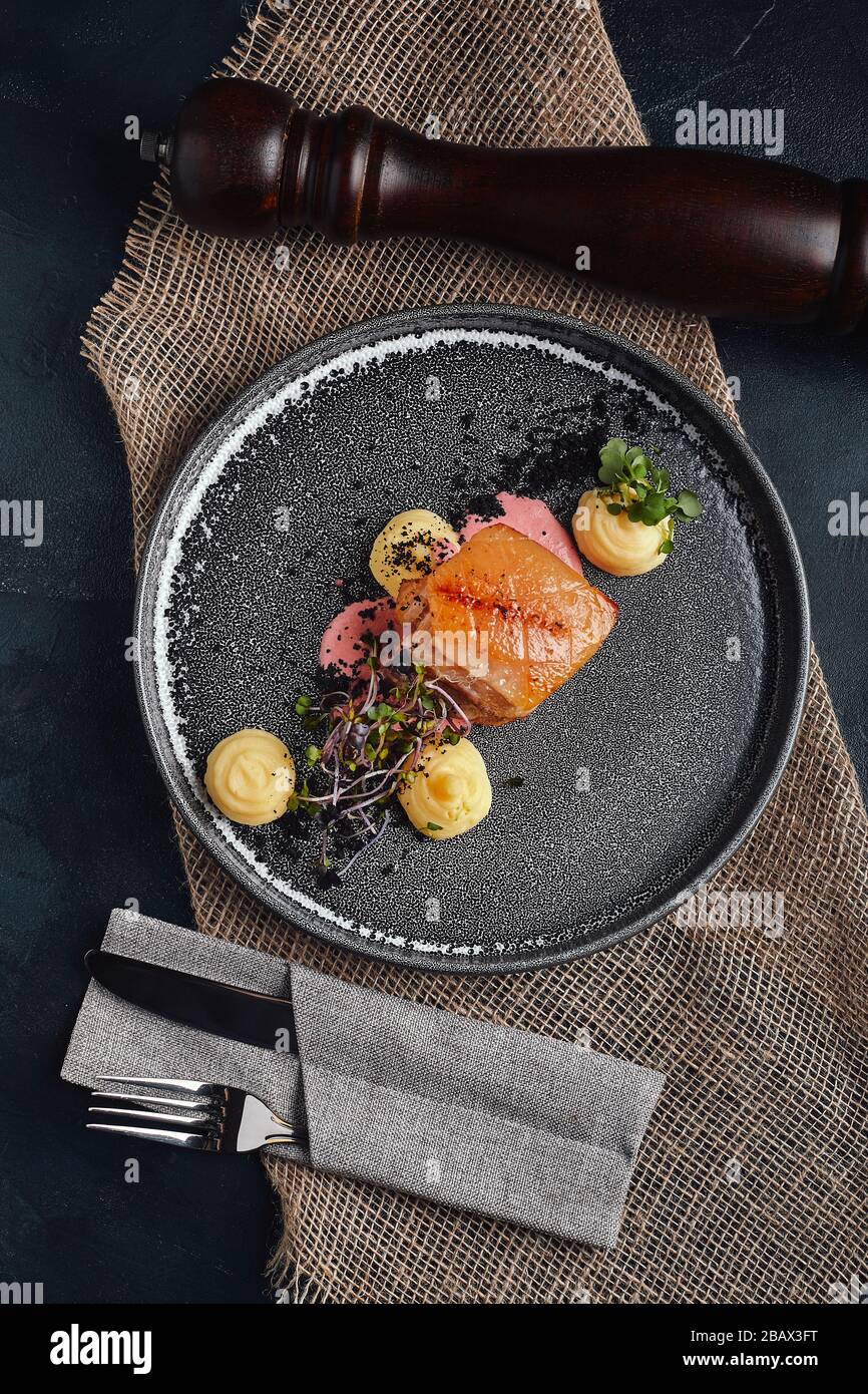 Fritto di maiale tritato, purè di patate su un bel piatto, servito sul tavolo. Foto di cibo, spazio di copia, sfondo grigio. Foto Stock