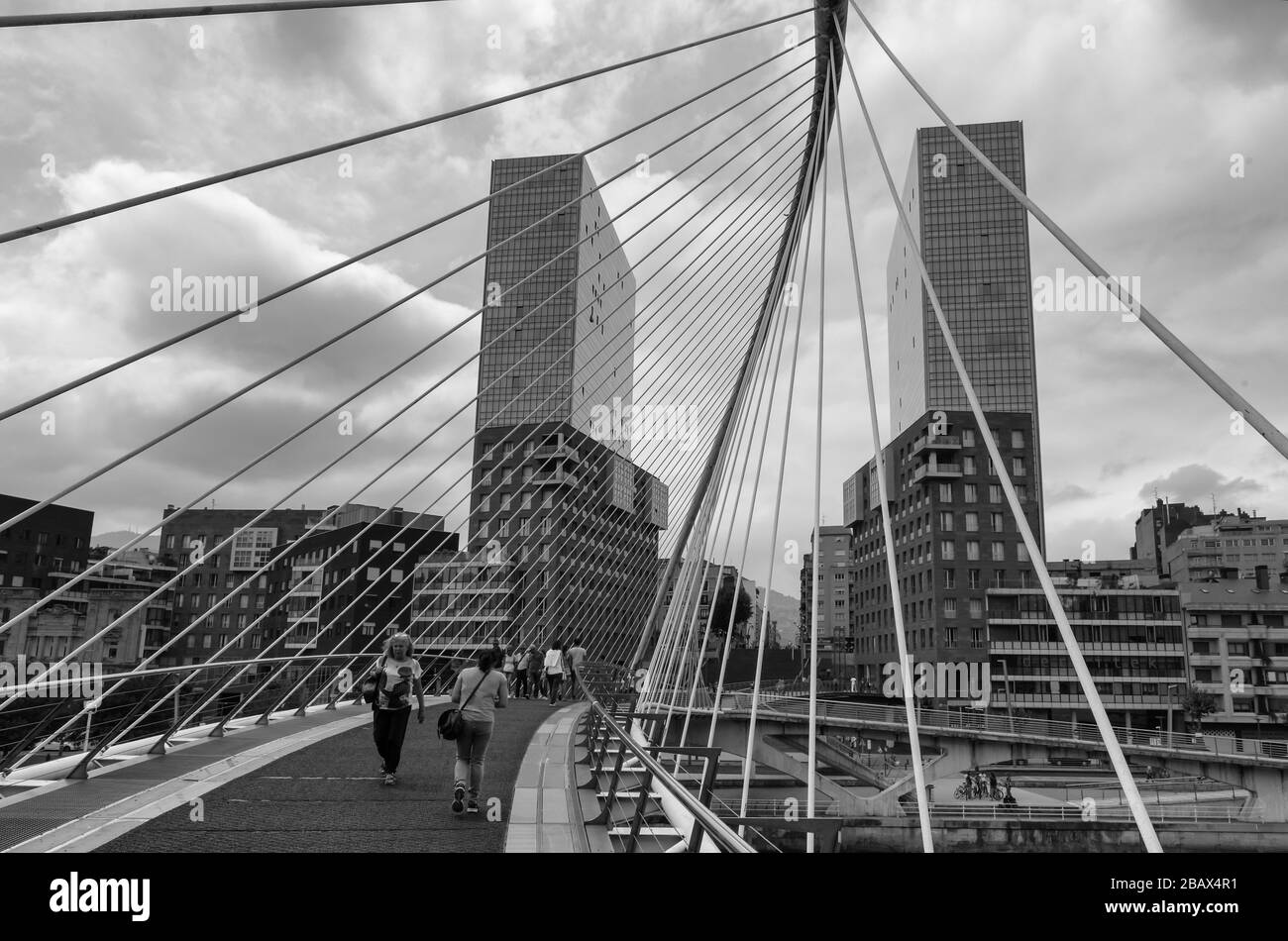 Ponte pedonale Zubizuri e grattacielo Isozaki Atea a Bilbao in bianco e nero, Paesi Baschi, Spagna Foto Stock