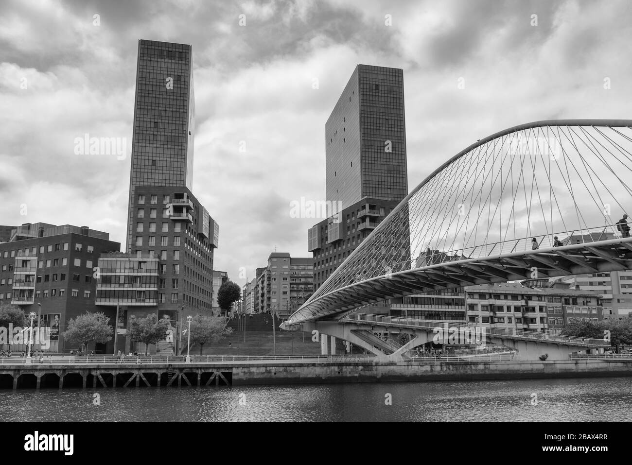 Ponte pedonale Zubizuri e grattacielo Isozaki Atea a Bilbao in bianco e nero, Paesi Baschi, Spagna Foto Stock