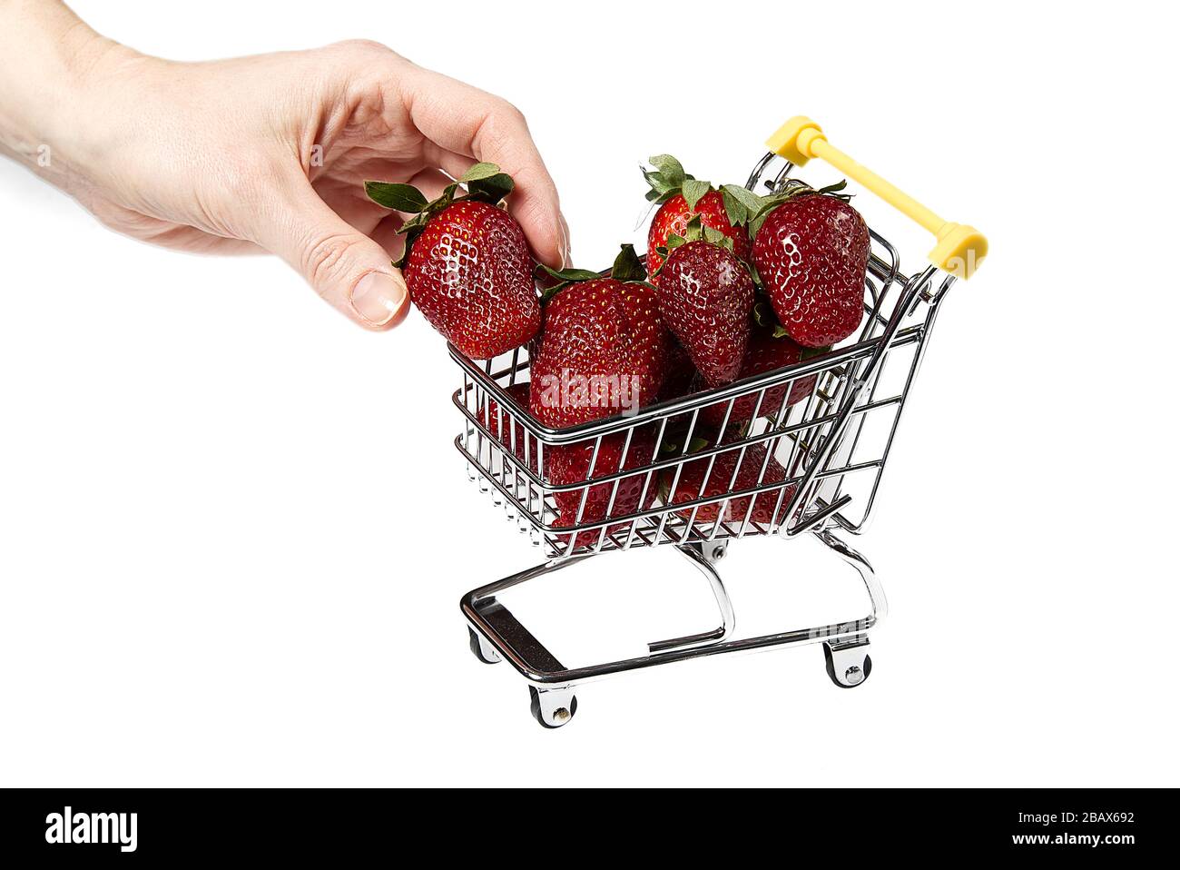 Fragole dolci fresche nel Carrello, isolate su sfondo bianco. Close - up. Fragole organiche Foto Stock